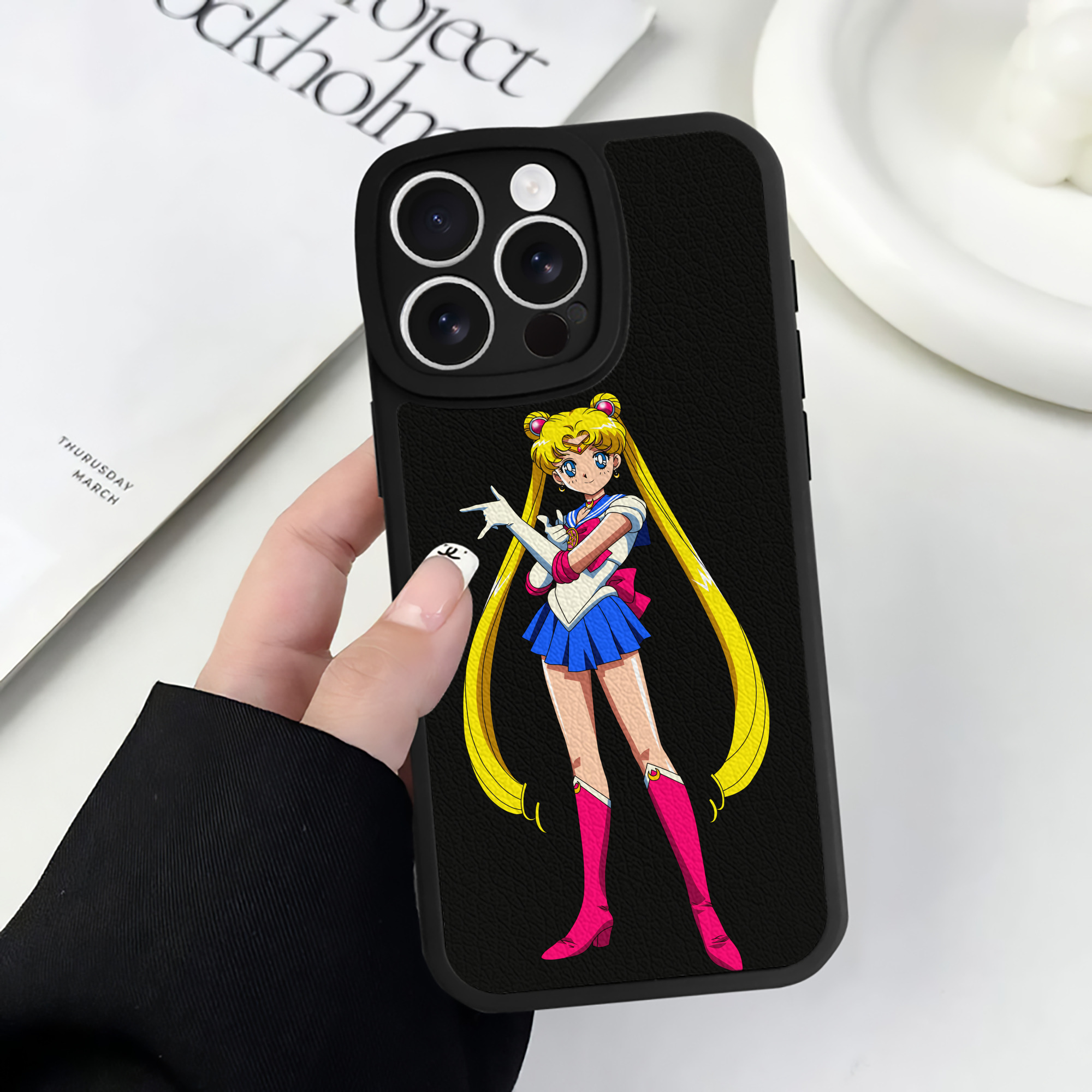 （画像用） 美少女戦士セーラームーン 月野 うさぎ つきの うさぎ Sailor Moon Tsukino Usagi 【iPhone 16シリーズ対応】シリコンスマホケース（レザー調） 材質：シリコン